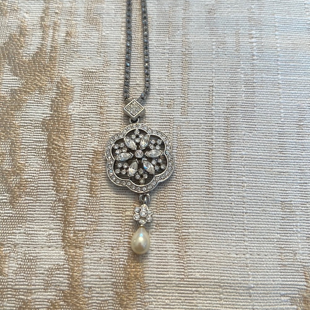 Beautiful faux diamond and pearl necklace
